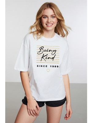 Caddekombin Kadın Altın Yaldız Çizgi Baskı Detaylı Beyaz T-Shirt