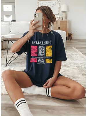 Caddekombin Kadın Renkli Çiçek Baskılı Motivasyon Lacivert T-Shirt