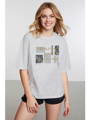 Caddekombin Kadın Zebra ve Leopar Detaylı Bisiklet Yaka Gri T-Shirt