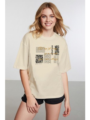 Caddekombin Kadın Zebra ve Leopar Detaylı Bisiklet Yaka Bej T-Shirt