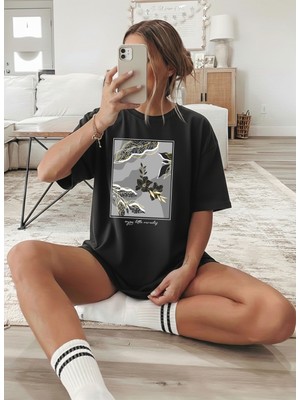 Caddekombin Kadın Botanik Illüstrasyonlu Grafik Baskılı Siyah T-Shirt