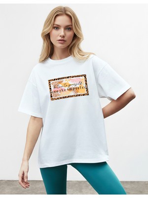 Caddekombin Kadın Leopar Palmiye Baskılı Bisiklet Yaka Beyaz T-Shirt