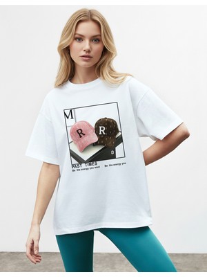 Caddekombin Kadın Retro Şapka Baskılı Yuvarlak Yaka Beyaz T-Shirt