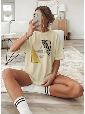 Caddekombin Kadın Leopar ve Gold Baskılı  Bisiklet Yaka Bej T-Shirt