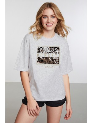 Caddekombin Kadın Leopar Desenli Gold Çerçeveli Gri T-Shirt