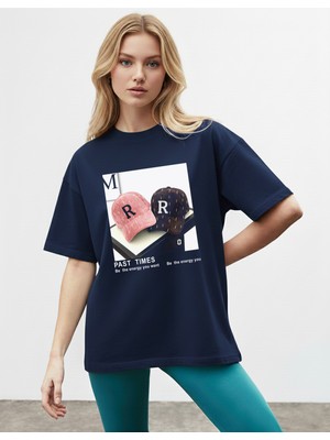 Caddekombin Kadın Retro Şapka Baskılı Yuvarlak Yaka Lacivert T-Shirt