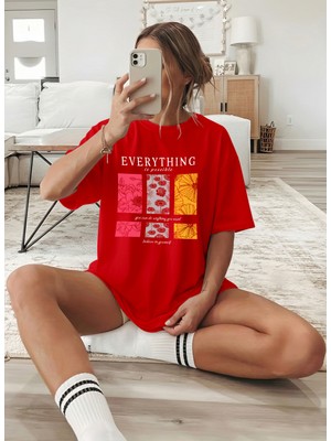 Caddekombin Kadın Renkli Çiçek Baskılı Motivasyon Kırmızı T-Shirt