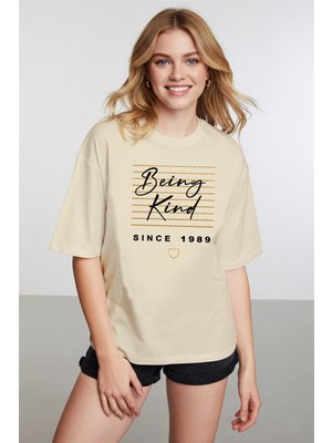 Caddekombin Kadın Altın Yaldız Çizgi Baskı Detaylı Bej T-Shirt