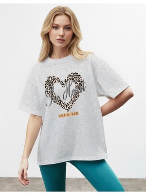 Caddekombin Kadın Leopar Kalp Baskılı Bisiklet Yaka Gri T-Shirt