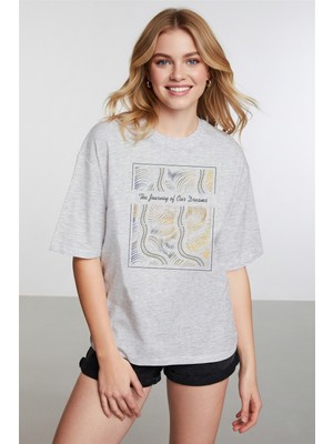 Caddekombin Kadın Işıltılı Dalga Grafik Baskılı Gri T-Shirt