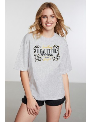 Caddekombin Kadın Leopar Desen Slogan Baskılı Bisiklet Yaka Gri T-Shirt