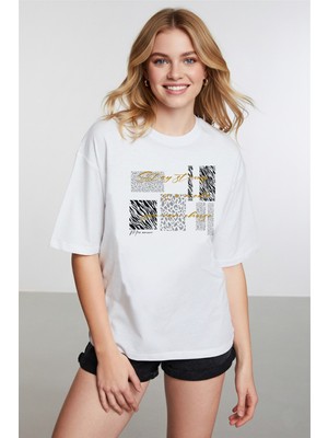 Caddekombin Kadın Zebra ve Leopar Detaylı Bisiklet Yaka Beyaz T-Shirt