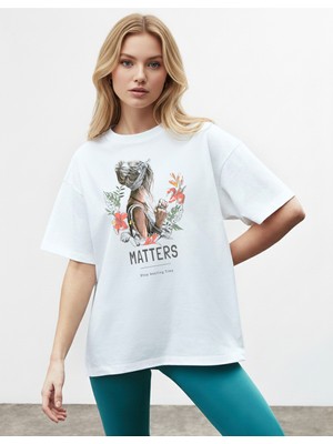 Caddekombin Kadın Portre Baskılı Çiçek Detaylı Beyaz T-Shirt
