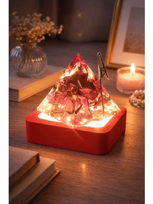 Epoksi Piramit LED Lamba & Not Fotoğraf Tutucu – Romantik Masaüstü Dekor