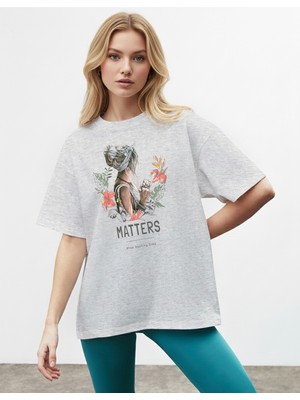 Caddekombin Kadın Portre Baskılı Çiçek Detaylı Gri T-Shirt