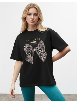 Caddekombin Kadın Gold Yazılı Prenses Fiyonk Baskılı Siyah T-Shirt