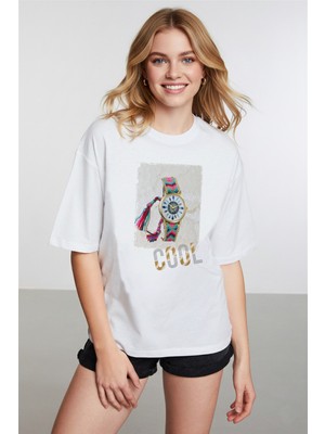 Caddekombin Kadın Saat Figürlü Cool Yazılı Beyaz T-Shirt