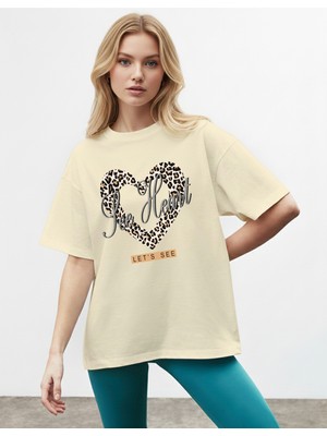 Caddekombin Kadın Leopar Kalp Baskılı Bisiklet Yaka Bej T-Shirt