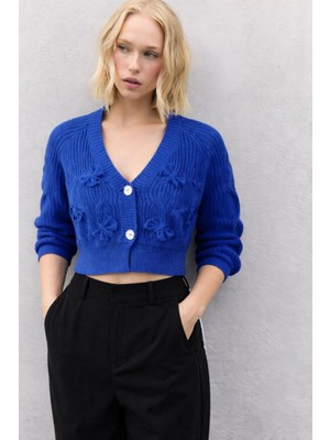 V Yaka Önden Düğmeli Fiyonk Süslemeli Hırka