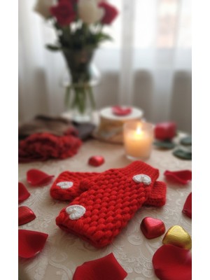 Yarımada Kadın Kooperatifi Sevgililer Günü’ne Özel El Emeği Kırmızı Kalp Detaylı Parmaksız Eldiven