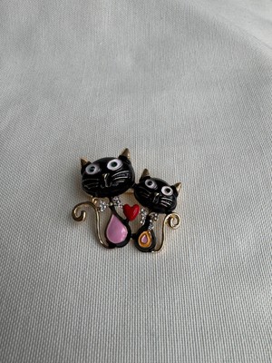 Çift Kedili Taşlı Broş