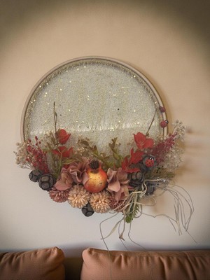 Yuvarlak Askılı Duvar Süsü | Simli Zeminli Yapay Çiçekli Dekoratif Duvar Süsü