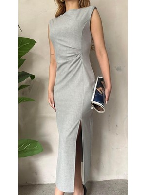 Ecenin Favorileri Dar Kalıp - Vatkalı Pile Detaylı Yırtmaçlı Gri Kolsuz Maxi Elbise