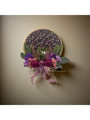 Mor Çiçek Detaylı Kumaş Zeminli Kasnak Duvar Süsü El Yapımı Dekor