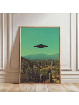 Ninastore Yeşil ve Kahverengi Tonlarında Çöl Manzarası Üzerinde Ufo'nun Yer Aldığı Poster.