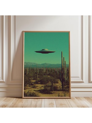 Ninastore Yeşil ve Kahverengi Tonlarında Çöl Manzarası Üzerinde Ufo'nun Yer Aldığı Poster.