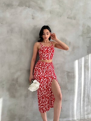 buğrahayalin Kadın Kırmızı Çiçek Desenli Askılı Crop Bluz ve Yırtmaçlı Etek Ikili Takım