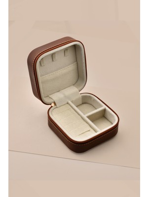 Çok Bölmeli Takı Kutusu – Fermuarlı, Kompakt Tasarım