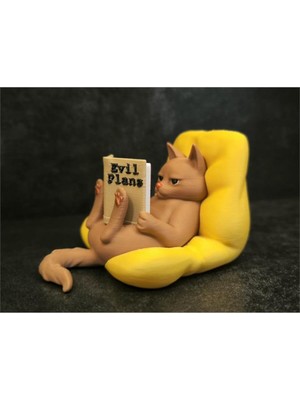 Minimal Kedi Dekoru – Koltukta Oturan Kitap Okuyan Kedi