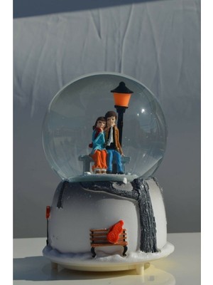 PremiumPort Işıklı Oturan Aşıklar ve Kar Küresi Dekoratif Fotoğraf Modeli