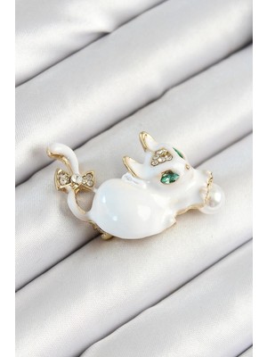 Inure Jewelry Zirkon Taşlı Inci Detaylı Beyaz 3D Kedi Figürlü Gold Renk Kadın Broş