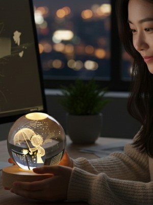 PremiumPort Ahşap Altlıklı USB LED Kristal Cam Küre Gece Lambası, Dekoratif ve Romantik