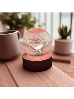 PremiumPort 3D Renk Değişen Satürn Kız Kristal Cam Kar Küresi ve Ahşap Stand