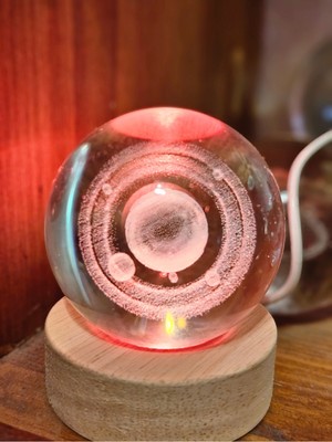 PremiumPort Parlak ve Detaylı Galaksi Temalı Kar Küresi, Işık Efektli Dekor Ürünü