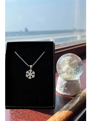 PremiumPort Parlak Gümüş Renk Kar Tanesi Kolye ve Kar Küresi Hediye Seti