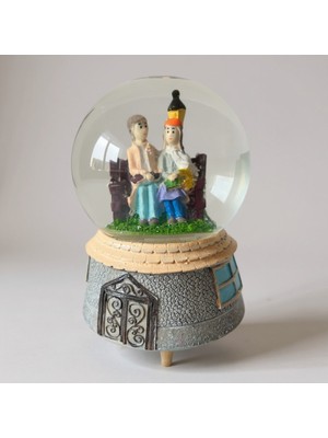 PremiumPort Işıklı ve Müzikli 13CM Kar Küresi Çiftli Bankta Otururken