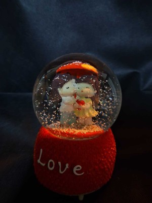 PremiumPort Şık Kırmızı Kar Küresi ile Sıcak ve Zarif Dekorasyon Keyfi