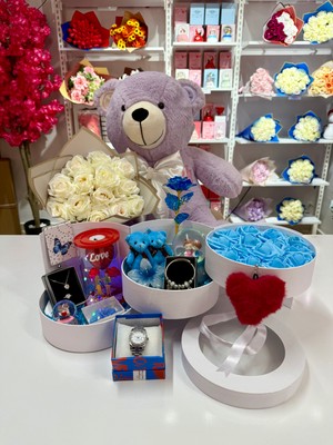 Ayı Evreni Büyük Peluş Ayılı Çiçek Buketli Kat Kat Romantik Hediye Kutusu Mavi | Kar Küresi, Çelik Takı Seti, Saat, Peluş Ayıcık | Sevgiliye, Anneye, Doğum Günü, 14 Şubat, Yıldönümü