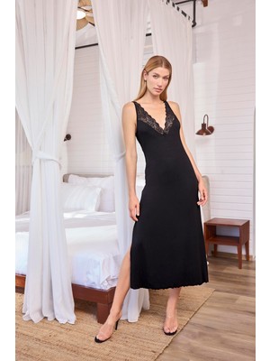 Çamaşır Kenti  Dantelli Dekolteli ve Yırtmaçlı Gecelik