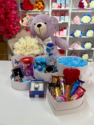 Ayı Evreni Çikolata Sürprizli Kat Kat Romantik Hediye Kutusu Mavi | Kar Küresi, Çelik Takı Seti, Saat, Peluş Ayıcık | Sevgiliye, Anneye, Doğum Günü, 14 Şubat, Yıldönümü