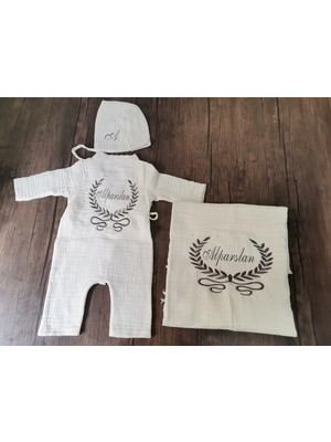 Minik Adımlar Minik Adımlar Isimli Nakışlı 4 Kat Müslin Bebek Tulum ve Battaniye Isme Özel