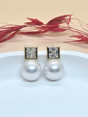 Kare Taş Detaylı Beyaz Inci Küpe