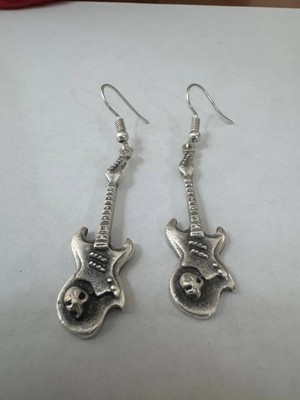 Herşey Nota Skull Guitar – Kuru Kafa Detaylı Gümüş Renk Sallantılı Unisex Küpe