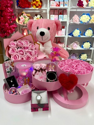 Ayı Evreni Büyük Peluş Ayılı Çiçek Buketli Kat Kat Romantik Hediye Kutusu Pembe | Kar Küresi, Çelik Takı Seti, Saat, Peluş Ayıcık | Sevgiliye, Anneye, Doğum Günü, 14 Şubat, Yıldönümü