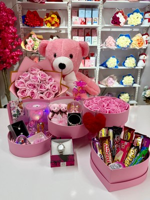 Ayı Evreni Çikolata Sürprizli Kat Kat Romantik Hediye Kutusu Pembe | Kar Küresi, Çelik Takı Seti, Saat, Peluş Ayıcık | Sevgiliye, Anneye, Doğum Günü, 14 Şubat, Yıldönümü