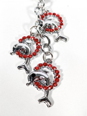 Moncuk Design Kırmızı Taşlı Halkalar Içinde Yunus Balıklarından Metal Anahtarlık